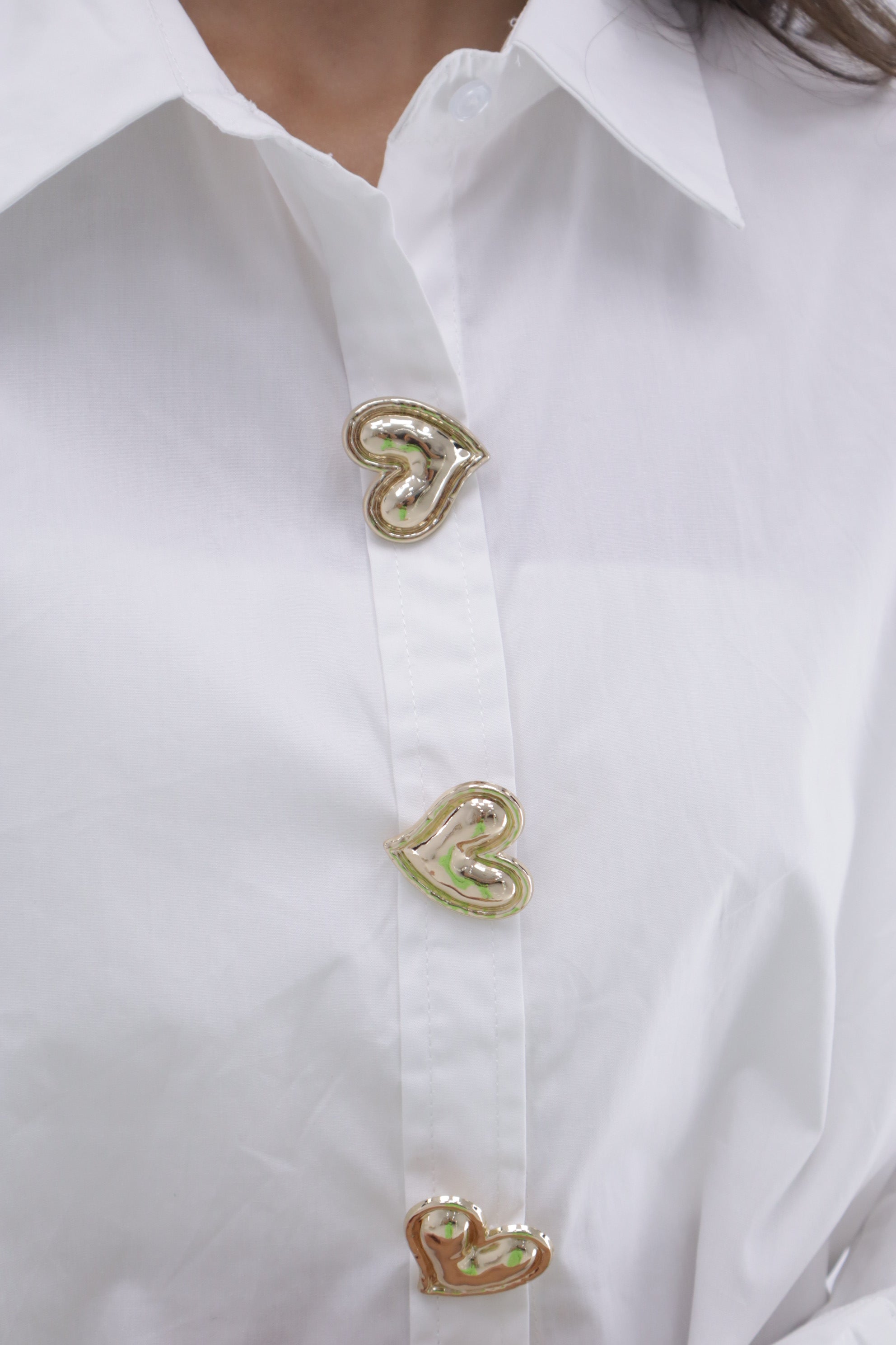 Camisa blanca botón corazon dorado R209