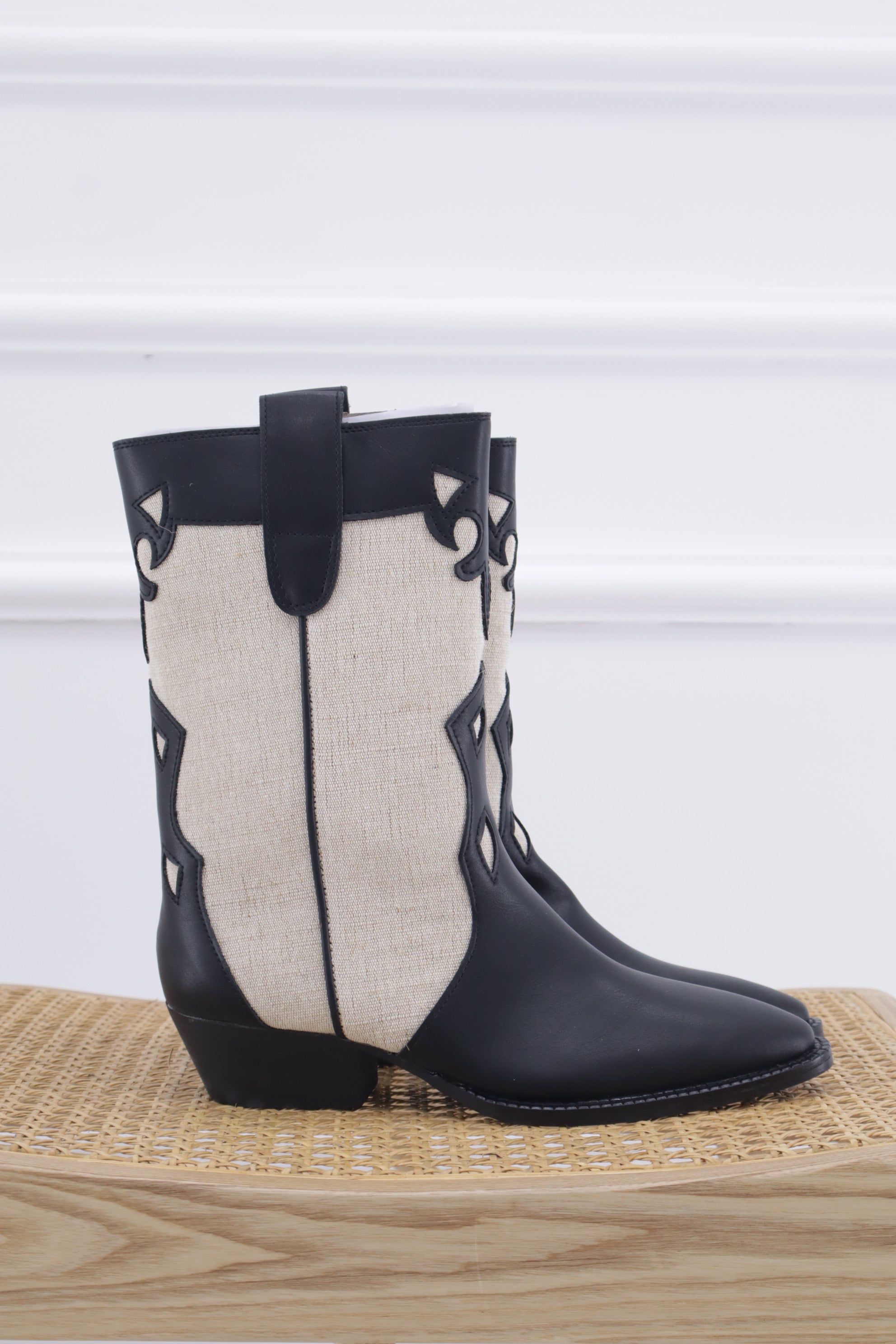 Bota  M4010(BEIG/NEGRO)
