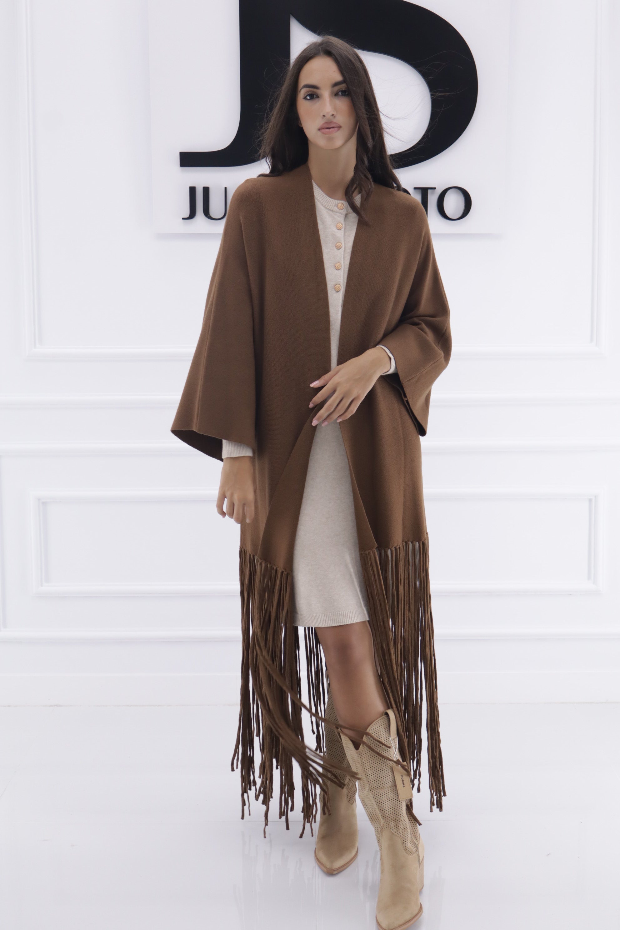 Rebeca bajo flecos