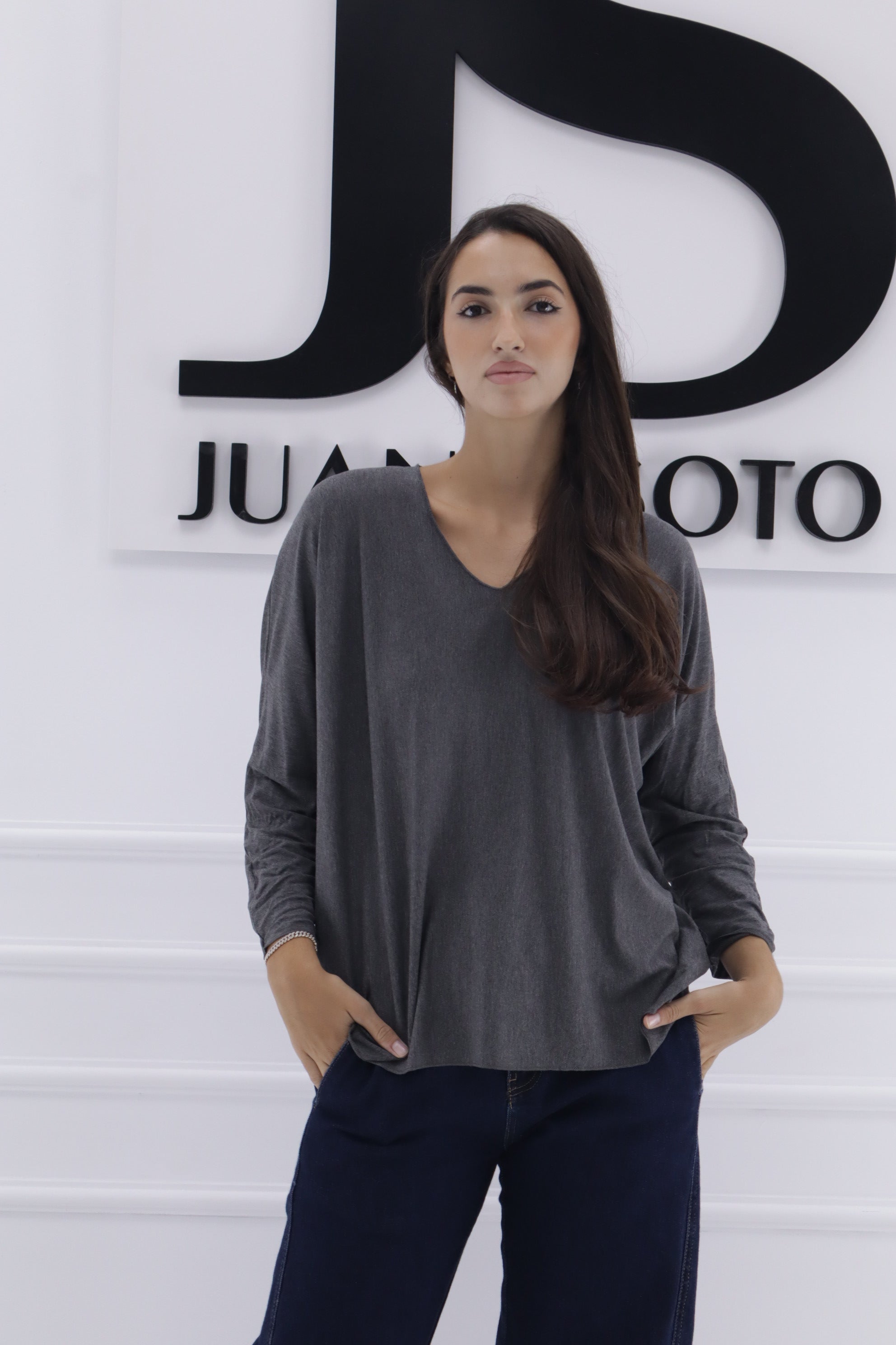 Camiseta basica cuello pico A1359