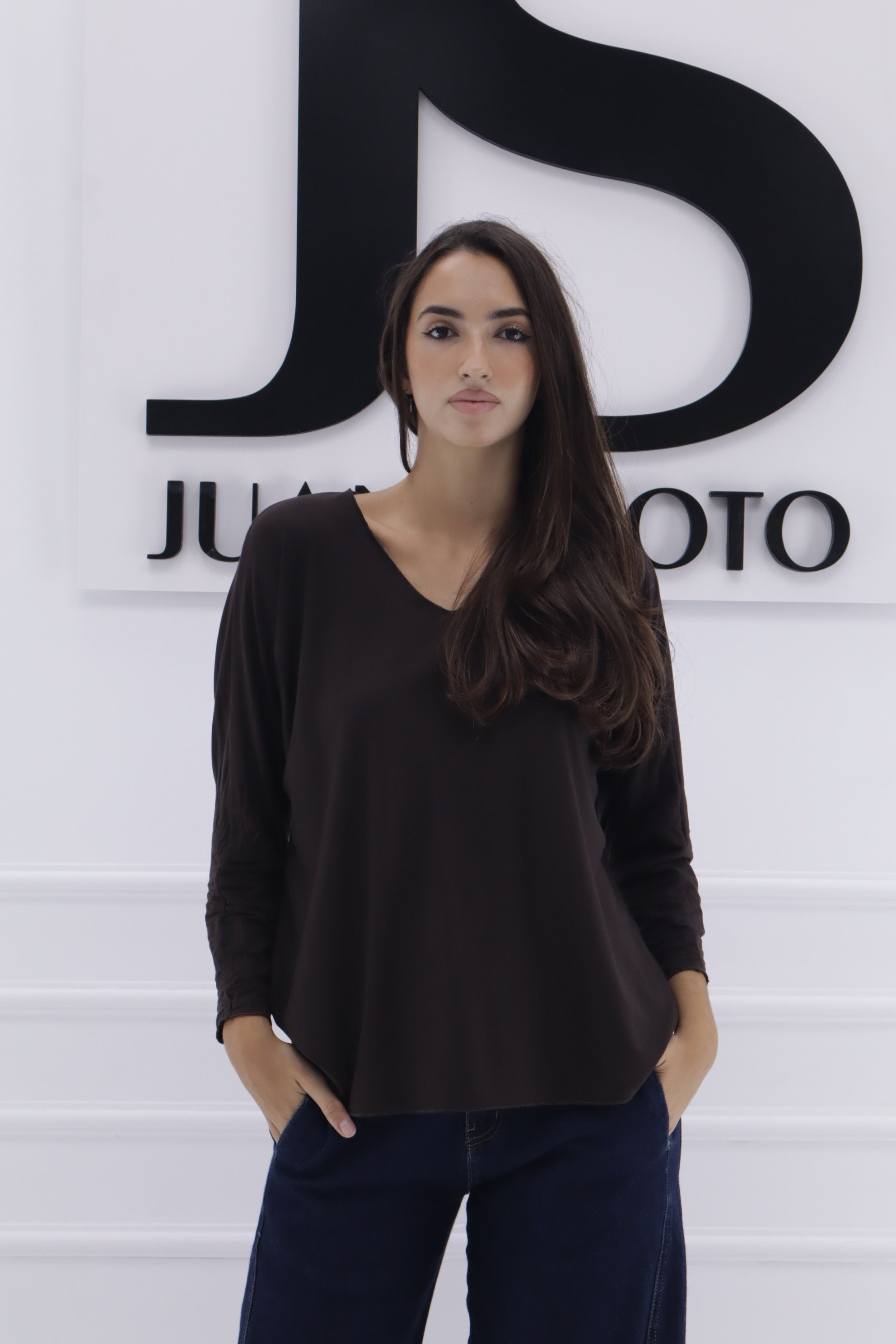 Camiseta basica cuello pico A1359