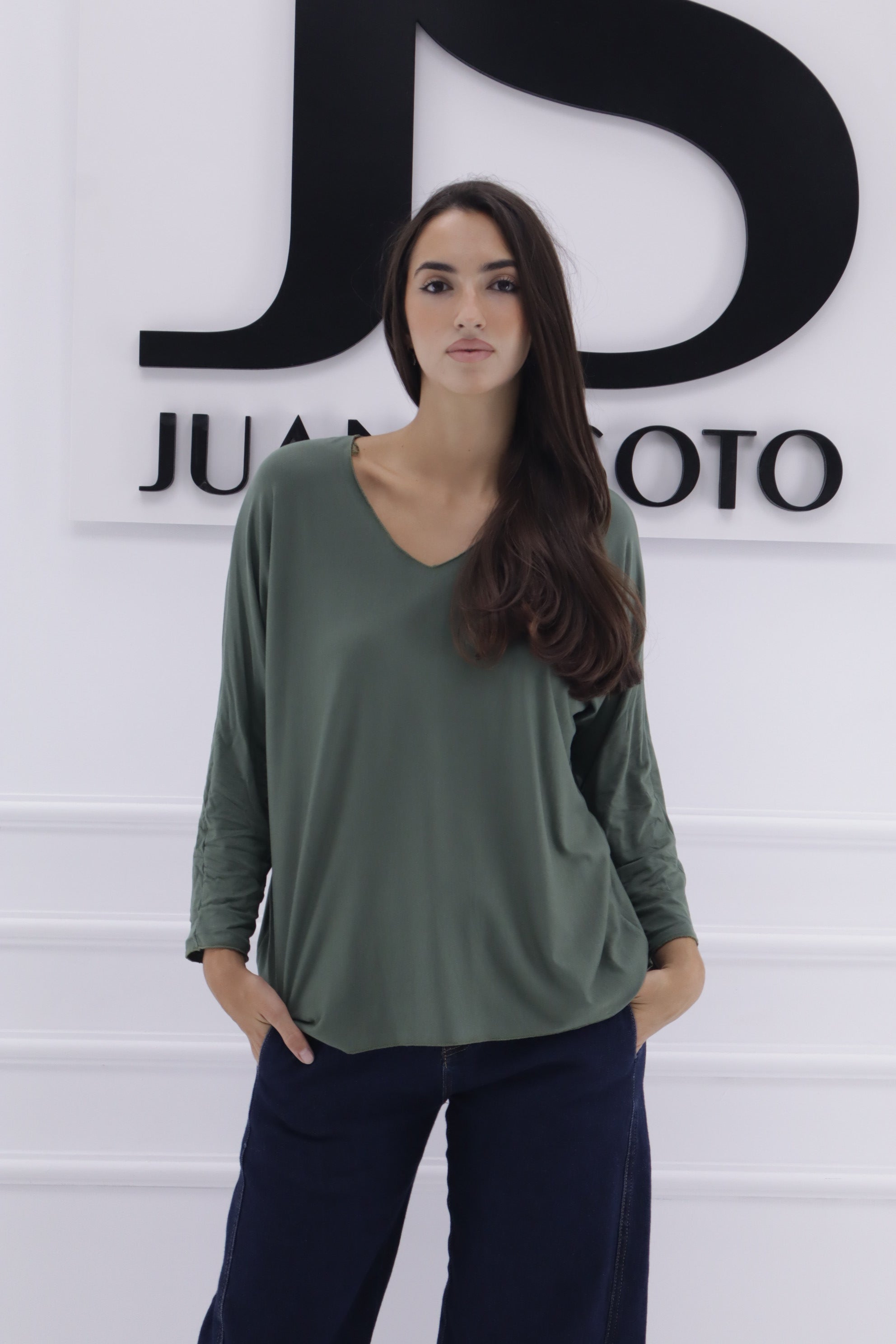 Camiseta basica cuello pico A1359