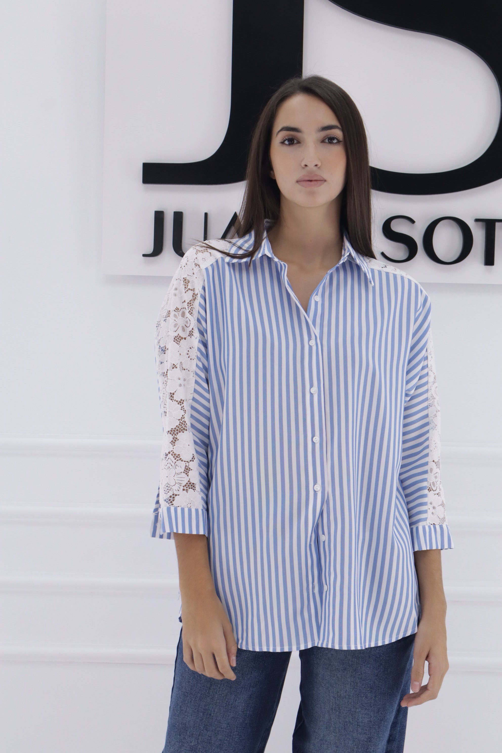 Camisa celeste rayas hombro encaje 8511006