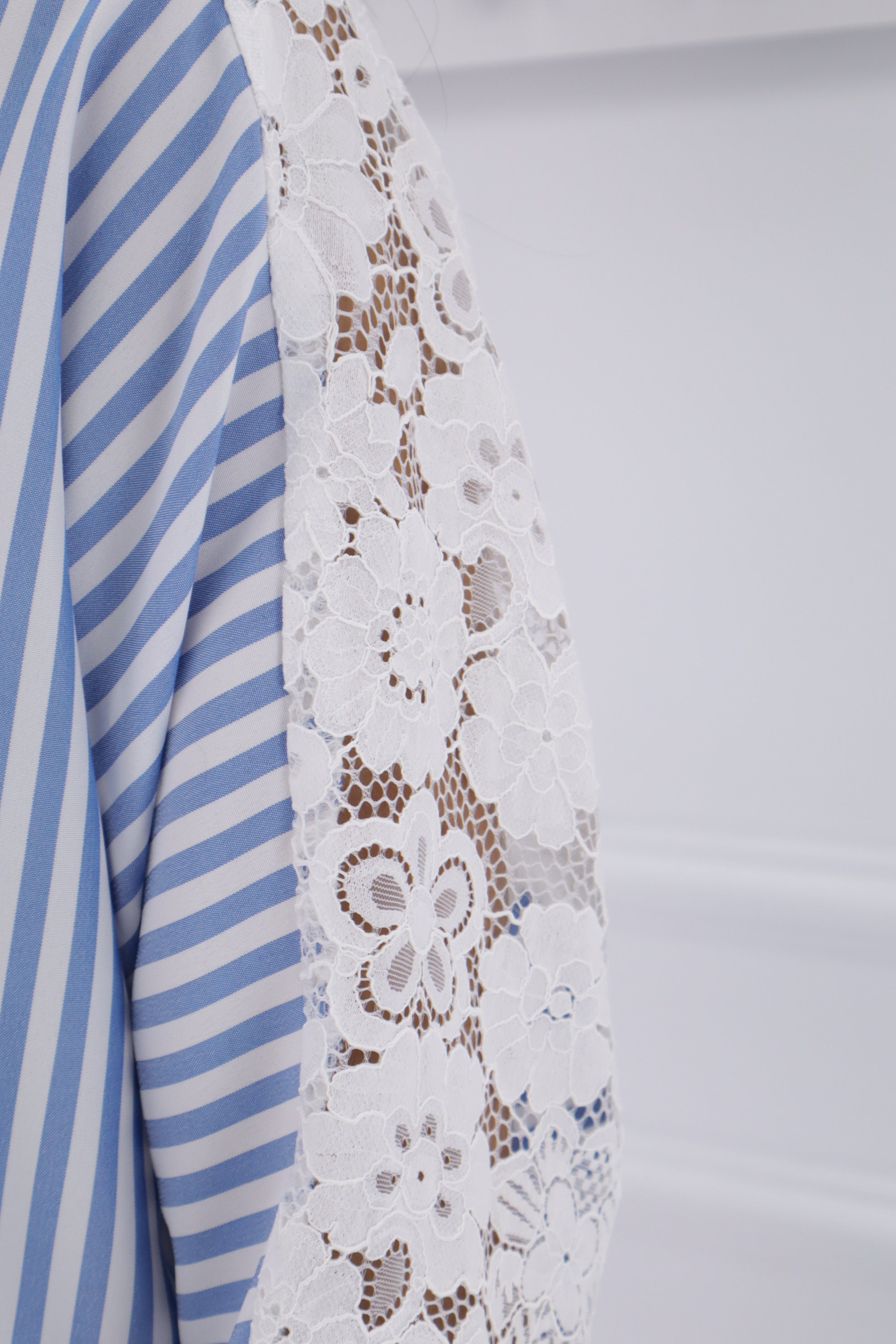 Camisa celeste rayas hombro encaje 8511006