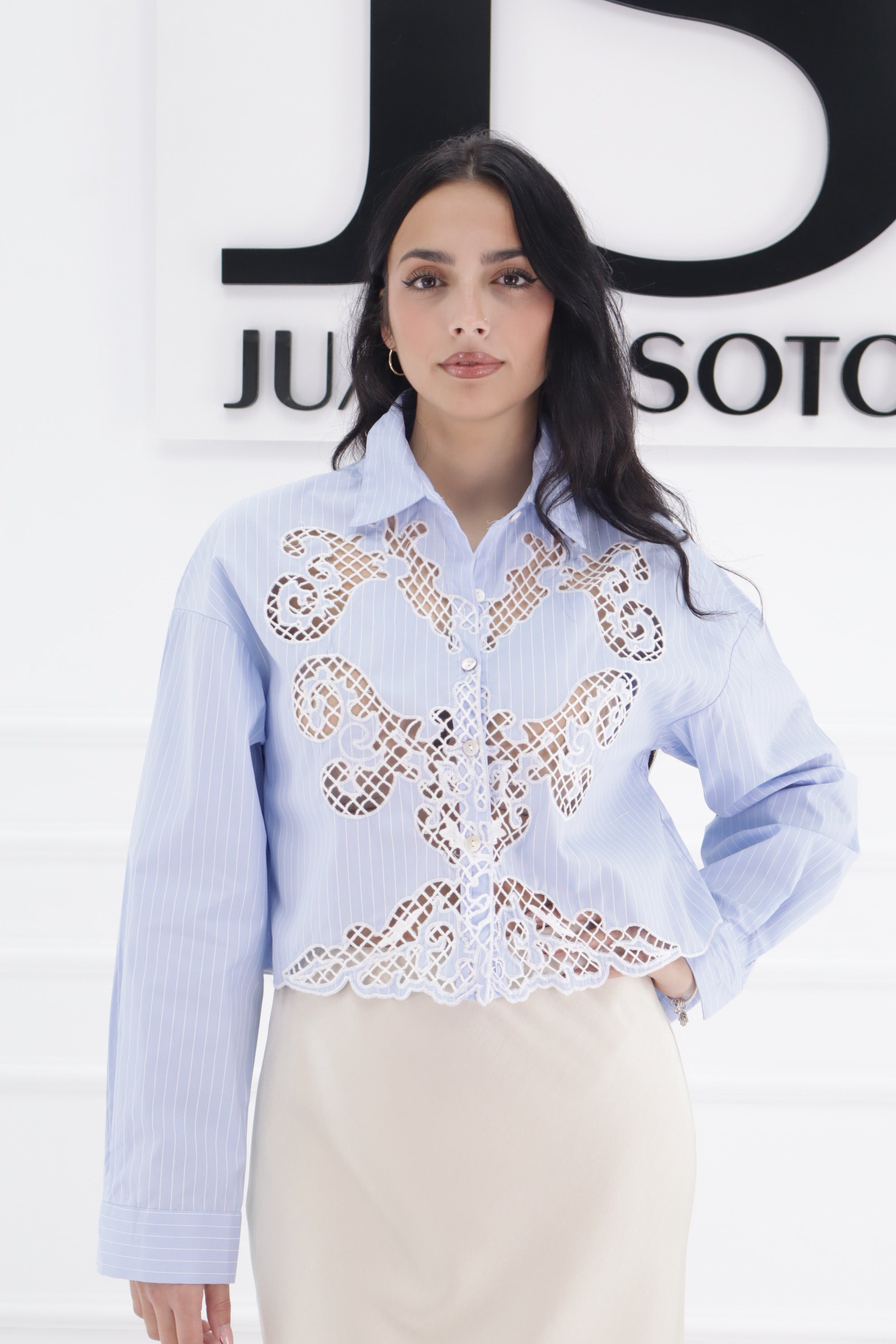 Camisa celeste pecho encaje 6575