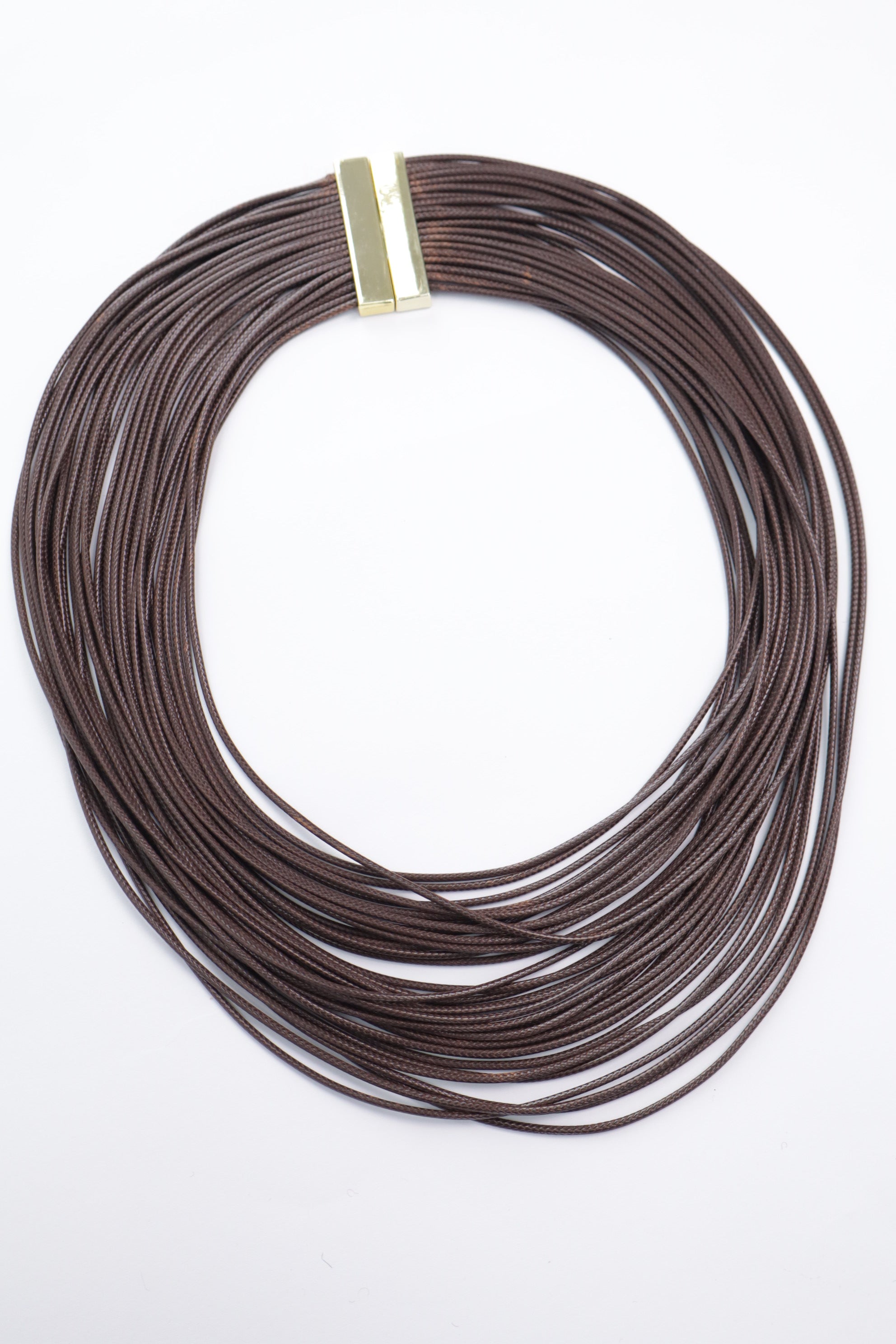 Collar multicuerdas marrón