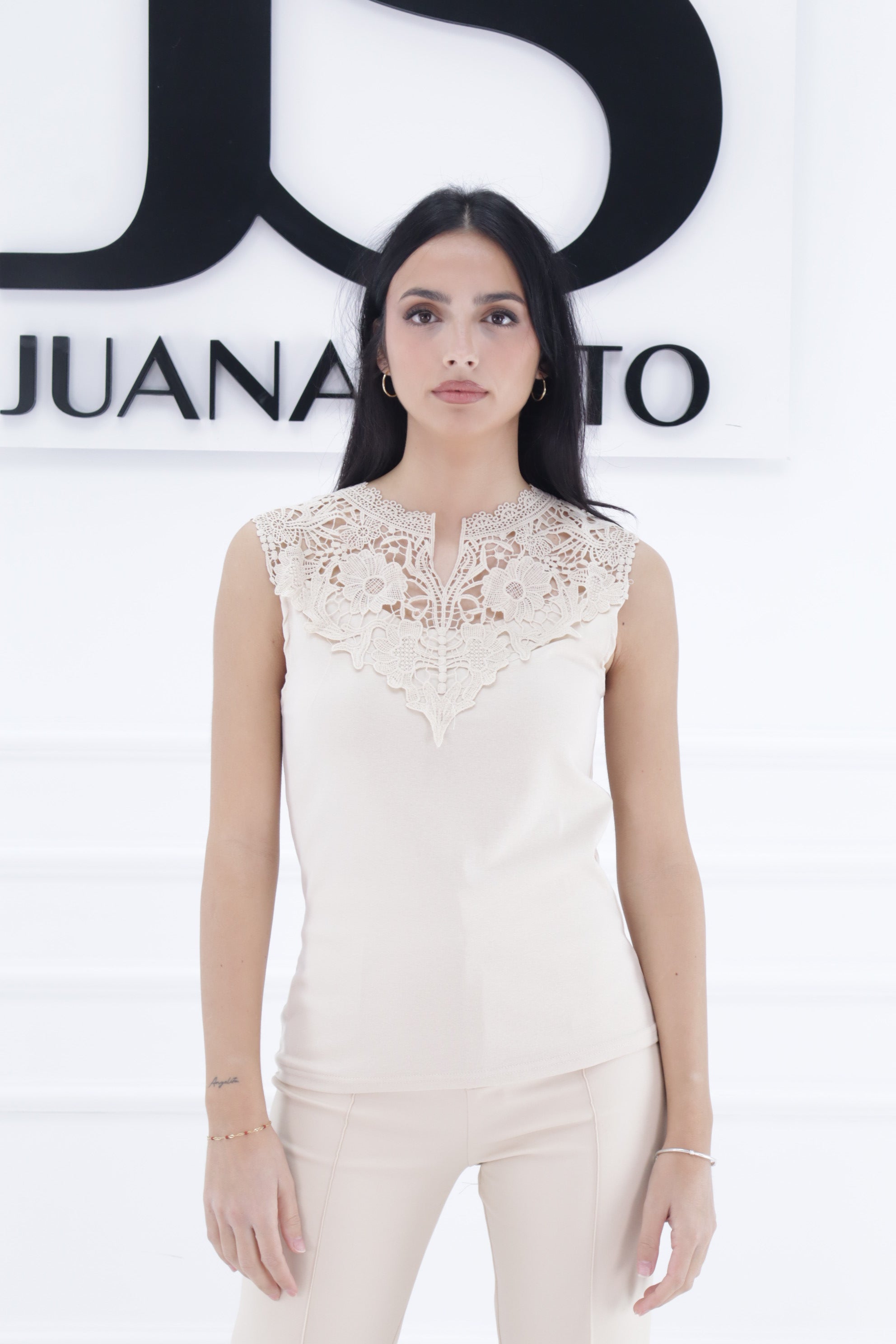 Camiseta cuello V encaje WY052