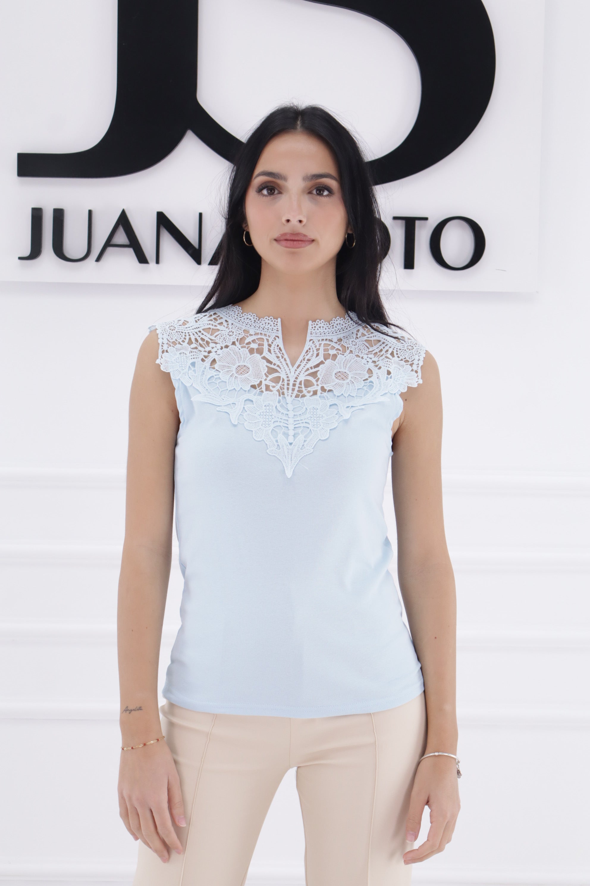 Camiseta cuello V encaje WY052