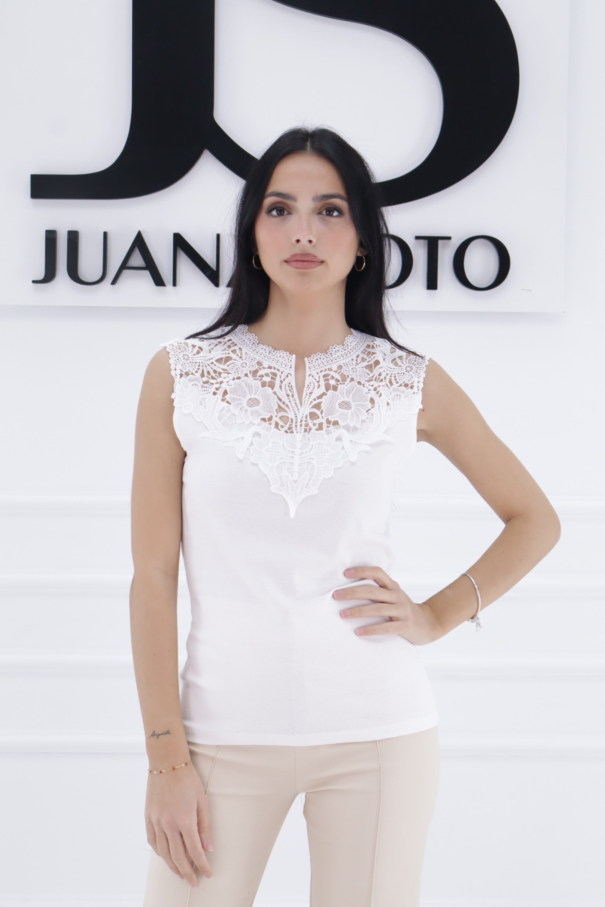 Camiseta cuello V encaje WY052