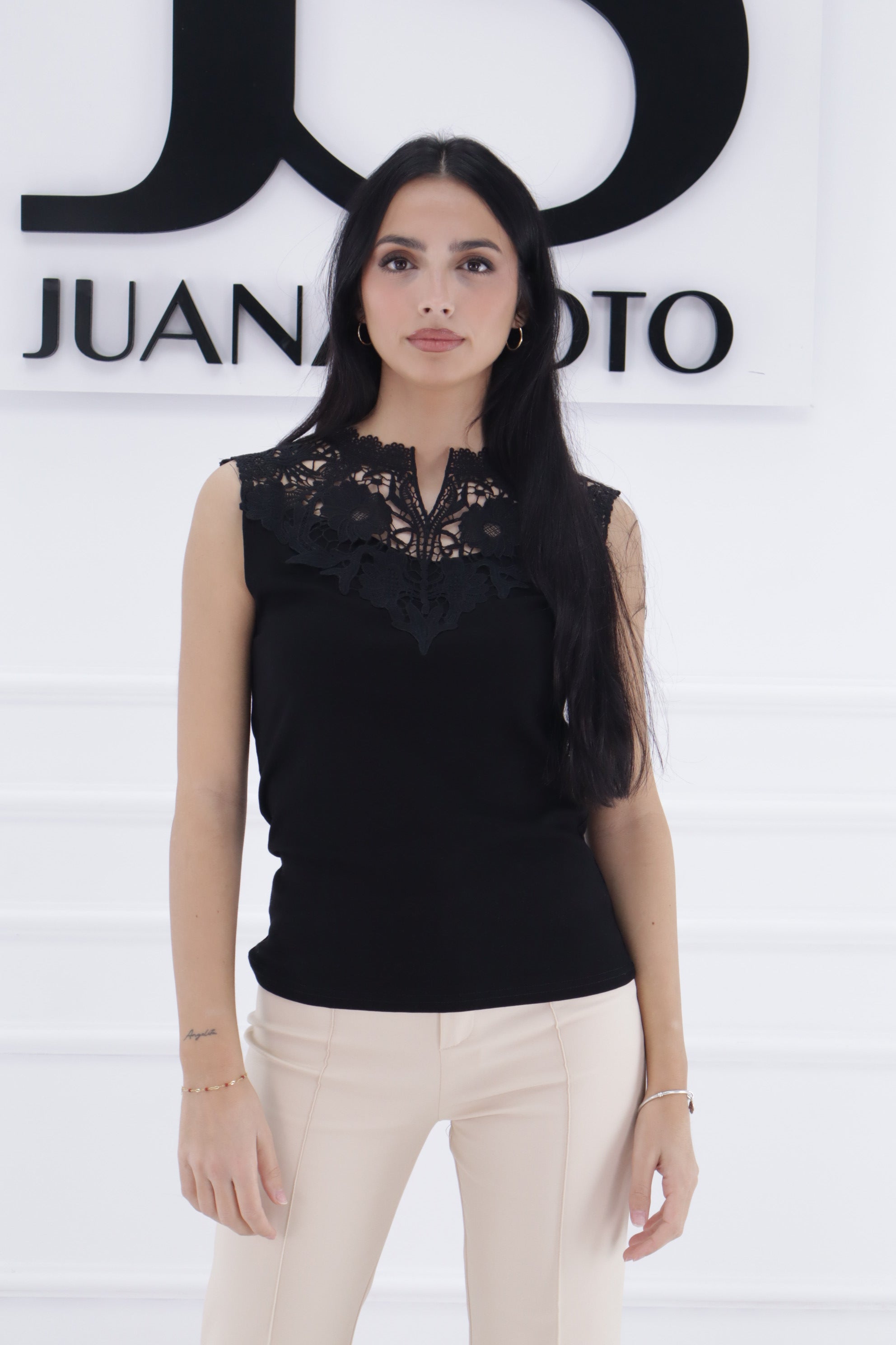 Camiseta cuello V encaje WY052