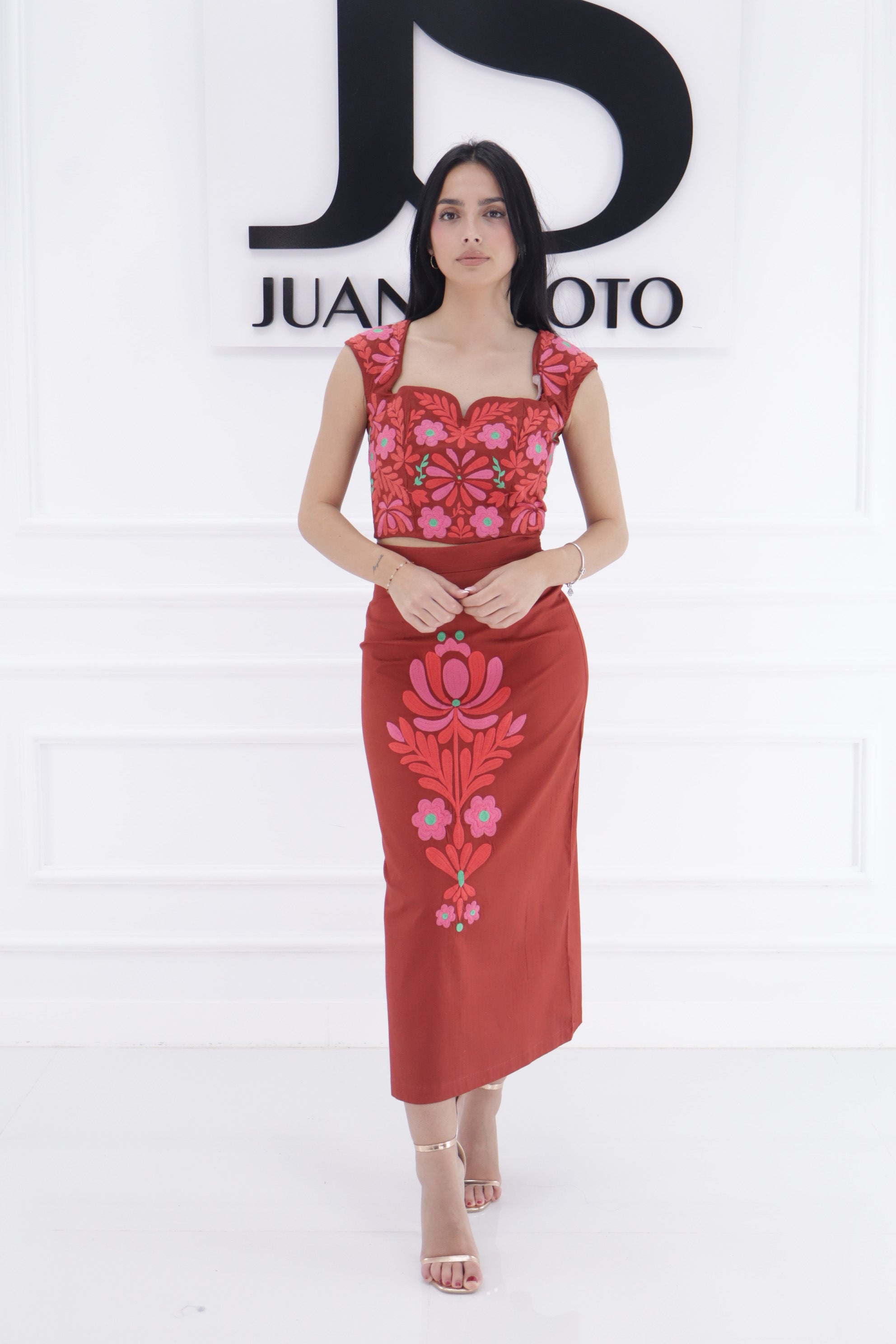 Conjunto bordado top + falda