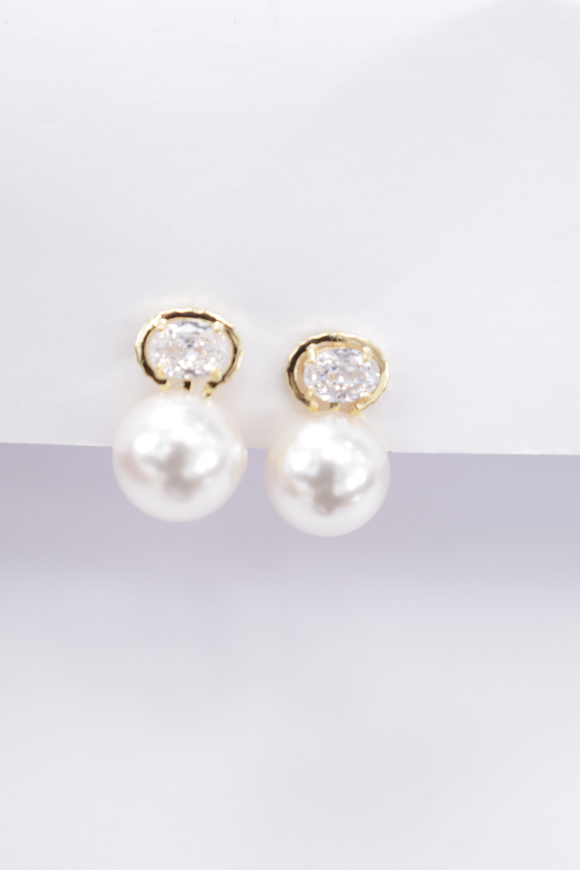 Pendiente acero perla blanca cierre pellizco