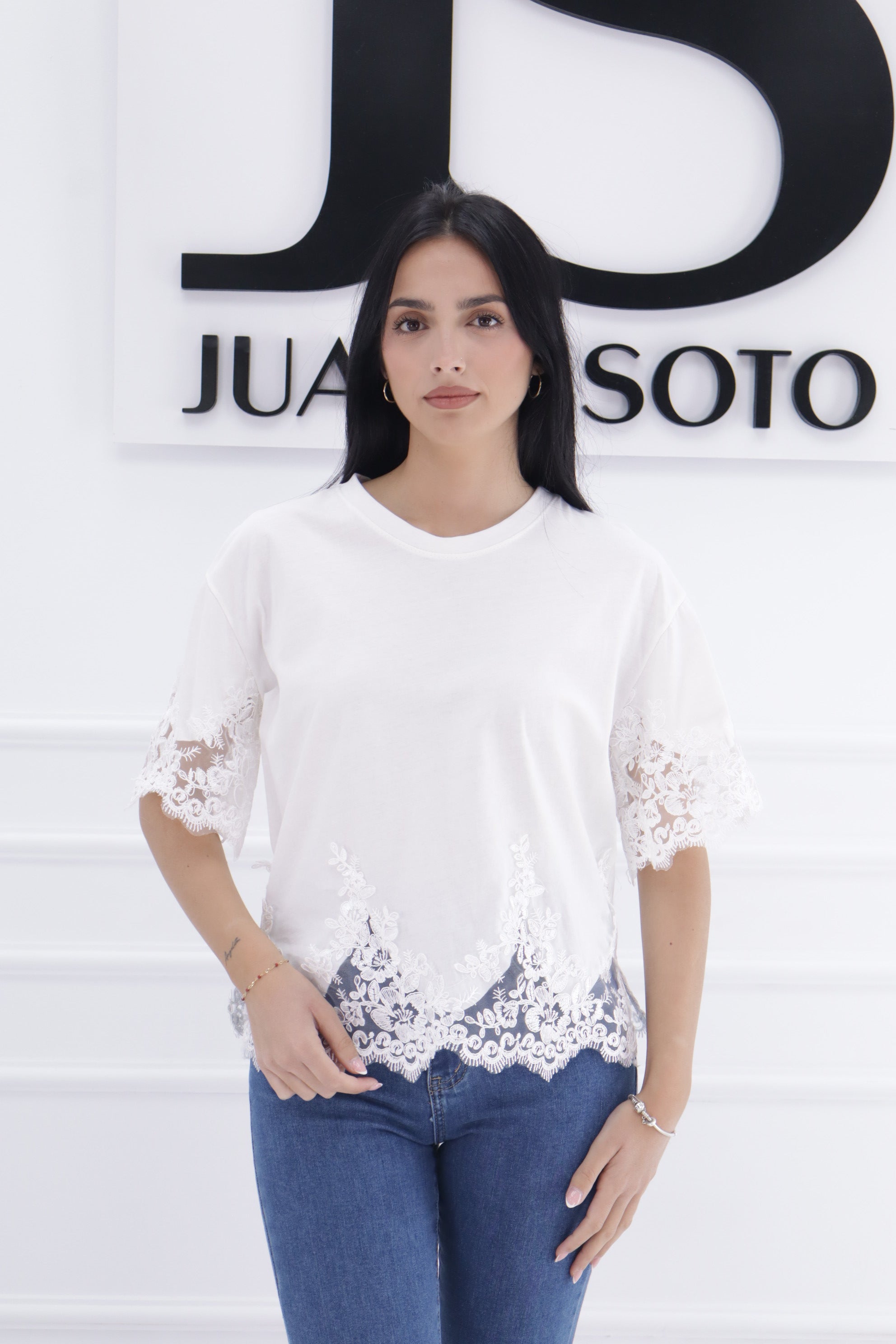 Camiseta blanca bordado