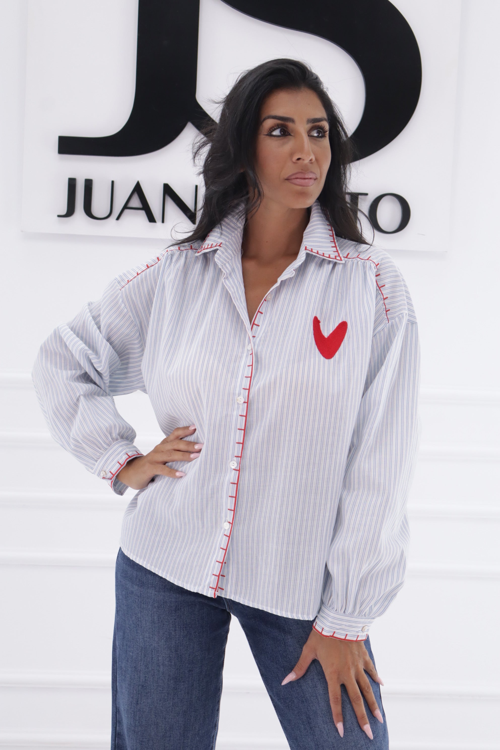 Camisa rayitas bordado rojo 1D2250