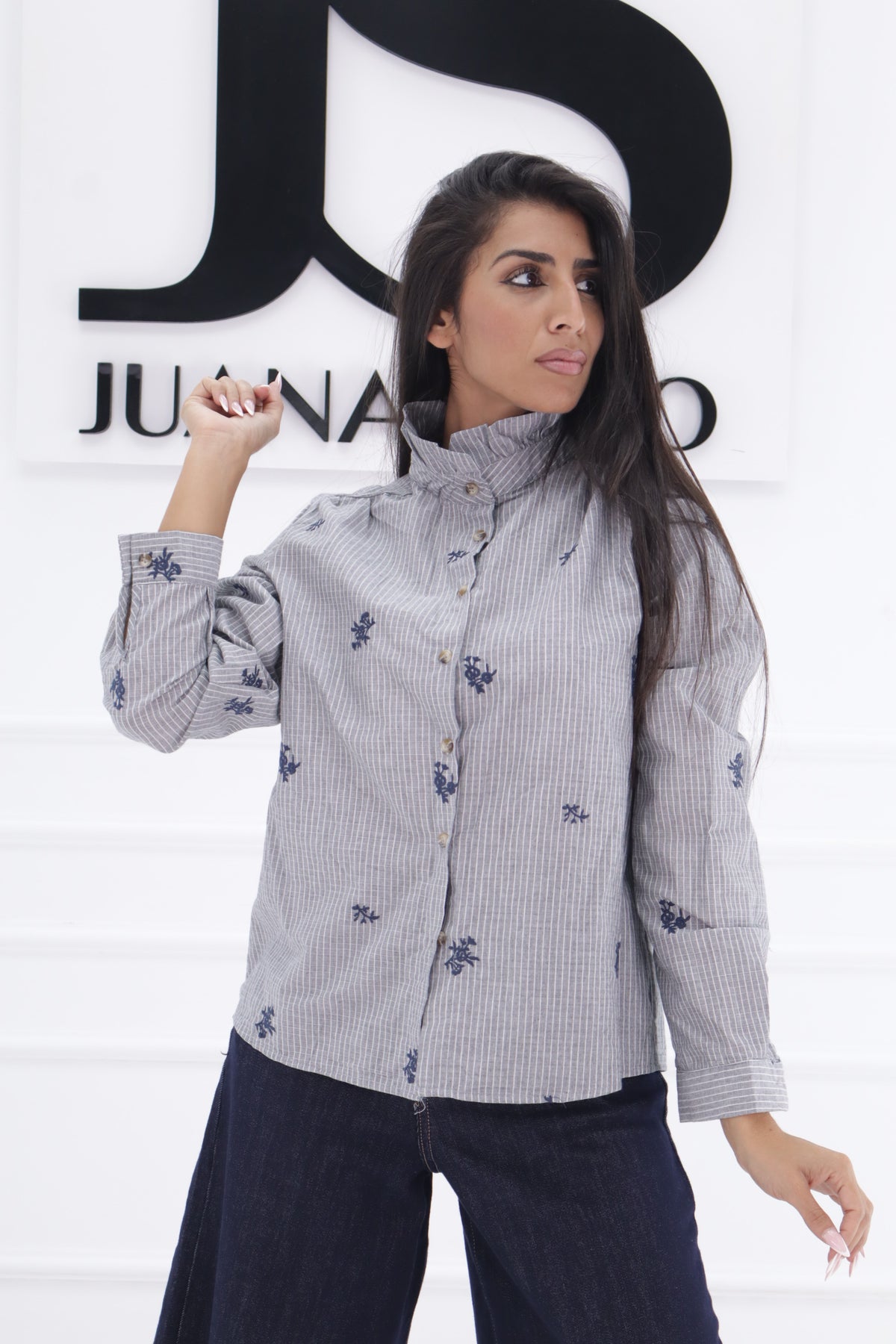 Graues Hemd mit blauer Stickerei CA3107