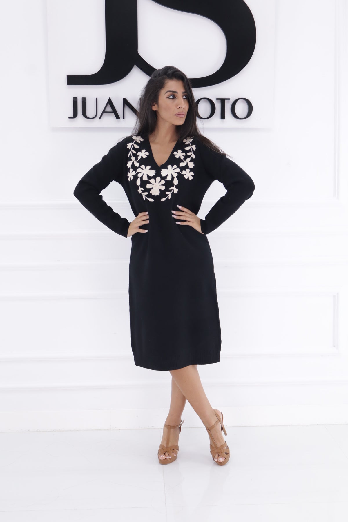 Vestido flores bordadas cuello pico VC862